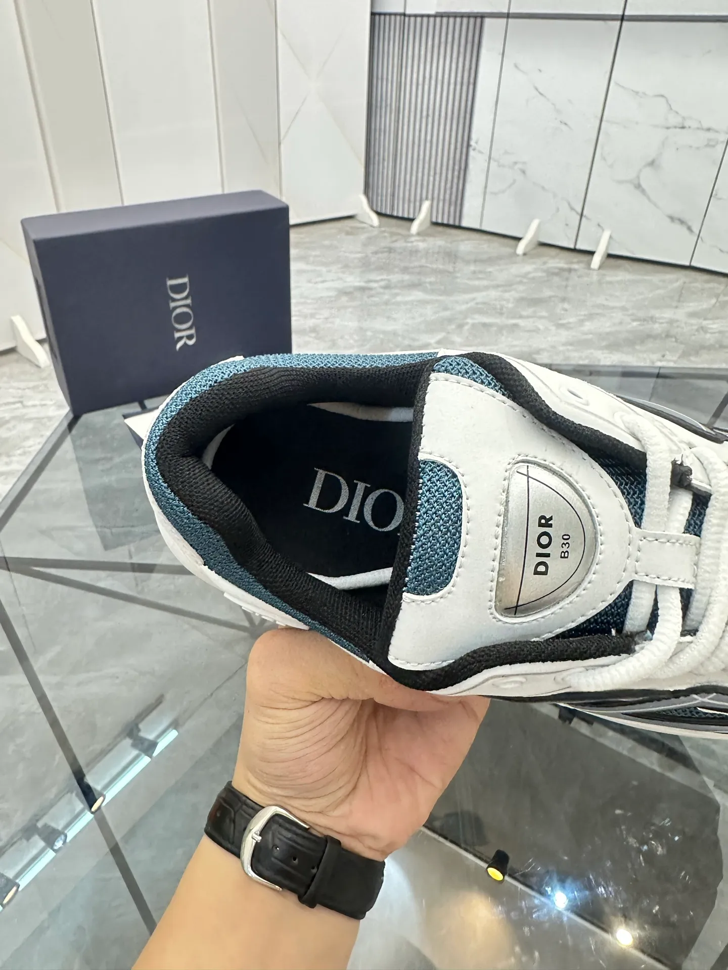 Men's shoes: 💰P400¥ Available in Guangzhou Product trademark: Dior* "Dior*" low-top casual shoes Regular size: 35-46 (can be customized to 47) Couple style Product materials: Upper imported cowhide stitched with original fabric, breathable lining, ultra-light foam original outsole. No.: 007